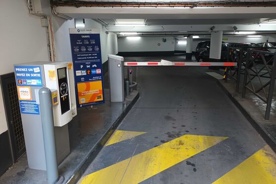 Vignette parking RER Le parc-De-Saint-Maur - place de la Louvière - Saint Maur des Fossés