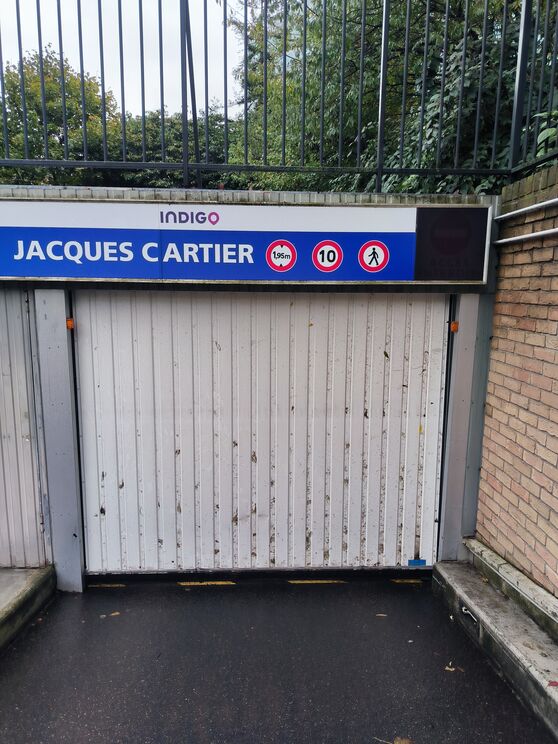 Vignette parking Tramway Faubourg de l'Arche - rue Berthelot - Courbevoie