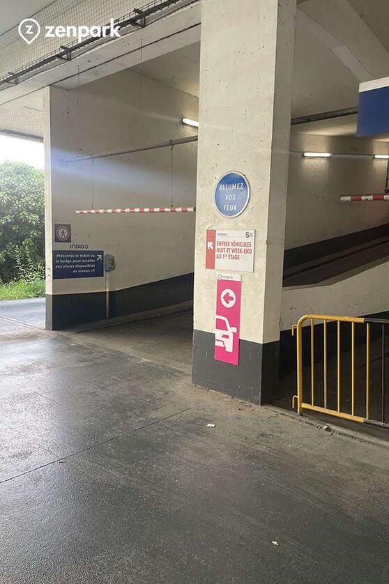 Vignette parking Mantes-La-Jolie - Gare de Mantes-La-Jolie - place du 8 mai 1945