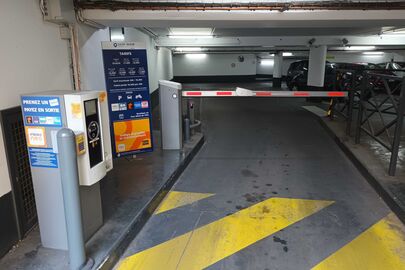 Parking RER Le parc-De-Saint-Maur - place de la Louvière - Saint Maur des Fossés