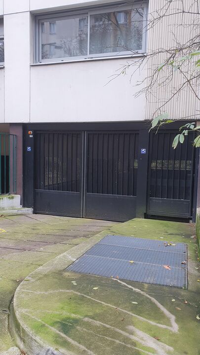 Parking 10 rue Louis Blanc - Paris