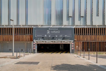 Parking UGC Ciné Cité Confluence - cours Charlemagne - Lyon 2