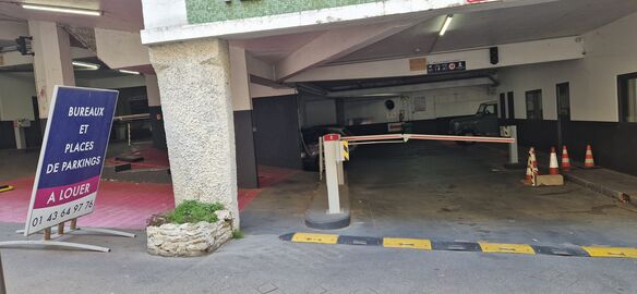 Parking 10 rue de Bellefond - place 147 - [partner_contact_id=45153]